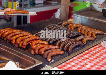 Viele traditionelle Würste in einer ungarischen Landwirtschaftsmesse in Kaptalantoti . Stockfoto