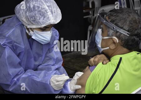 Lima, Peru. Mai 2021. (Int) Impfung von Erwachsenen im Alter von 65-69 Jahren gegen COVID-19 in Lima. 24. Mai 2021, Lima, Peru: Laut Arturo Granados, Sprecher von Minsa, findet derzeit eine Impfung von Erwachsenen im Alter von 65 bis 69 Jahren in Lima, Peru, statt. Es wurden 62 Impfzentren eingerichtet, die in 50 Distrikten von Lima und Callao verteilt werden. Das Gesundheitsministerium von PeruÃ¢â‚¬â„¢plant, dass bis Juli mehr als 5 Millionen Menschen im Land gegen COVID-19 geimpft worden sein werden. Quelle: Naldy Gomez/Thenews2 Quelle: Naldy Gomez/TheNEWS2/ZUMA Wire/Alamy Live News Stockfoto