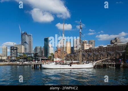 Blick auf die Campbells Cove, die im Gegensatz zur modernen Skyline der Stadt unter Denkmalschutz stehende Gebäude und Lagerhäuser aus der Zeit vor der Föderation zeigt. Stockfoto