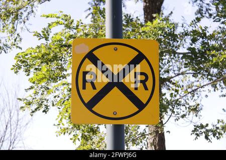 Quadratisches schwarzes und gelbes Schild für die Bahnüberquerung Stockfoto