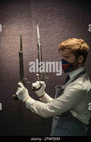 London UK Montag 24 Mai 2021 Bonham's Antique Arms and Armor Sale, großes Paar 18-gebohrter Flintlock Box Lock Pistolen mit Federbajonett von Grice London. Birmingham Silber steht für 1780, Hersteller Mark of Charles Freeth. Paul Quezada-Neiman/Alamy Live News Stockfoto