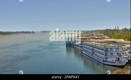 Große Boote auf dem Nil in Ägypten Stockfoto