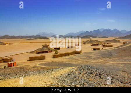 Blick auf das beduinendorf in der ägyptischen Wüste Stockfoto