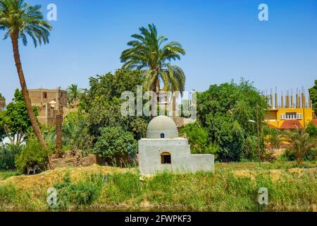 Schlechte Gebäude am Nil-Kanal in der Nähe von Qena, Ägypten Stockfoto