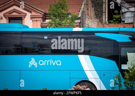 Bild eines Reisebusses von Arriva mit seinem Logo auf einem Bahnsteig im Busbahnhof Belgrad, Serbien. Arriva Plc ist ein britisches multinationales Verkehrsunternehmen Stockfoto