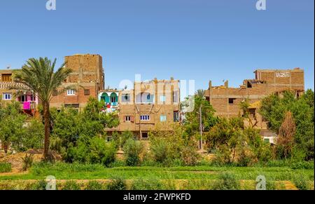 Schlechte Gebäude am Nil-Kanal in der Nähe von Qena, Ägypten Stockfoto