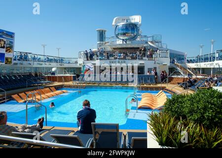 Blick auf die Sky Bar über dem Außenpool Das Kreuzfahrtschiff Anthem of the Sea von Royal Caribbean Stockfoto