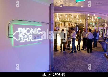 Die Bionic Bar an Bord des Royal Caribbean-Schiffes Anthem of the Seas. Die Barkeeper von Robotic mischen und servieren den Gästen Cocktails. Stockfoto