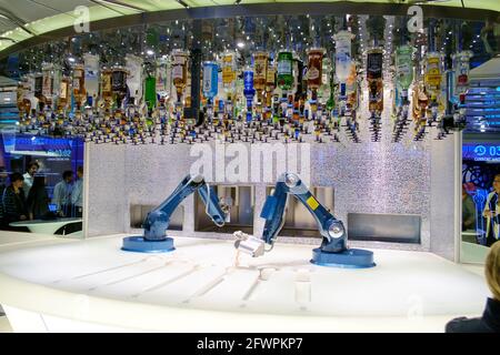 Die Bionic Bar an Bord des Royal Caribbean-Schiffes Anthem of the Seas. Die Barkeeper von Robotic mischen und servieren den Gästen Cocktails. Stockfoto