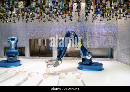 Die Bionic Bar an Bord des Royal Caribbean-Schiffes Anthem of the Seas. Die Barkeeper von Robotic mischen und servieren den Gästen Cocktails. Stockfoto