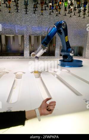 Die Bionic Bar an Bord des Royal Caribbean-Schiffes Anthem of the Seas. Die Barkeeper von Robotic mischen und servieren den Gästen Cocktails. Stockfoto