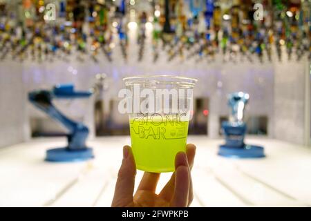 Die Bionic Bar an Bord des Royal Caribbean-Schiffes Anthem of the Seas. Die Barkeeper von Robotic mischen und servieren den Gästen Cocktails. Stockfoto