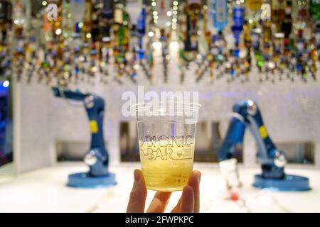 Die Bionic Bar an Bord des Royal Caribbean-Schiffes Anthem of the Seas. Die Barkeeper von Robotic mischen und servieren den Gästen Cocktails. Stockfoto