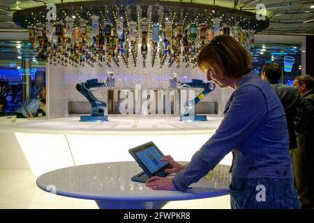 Die Bionic Bar an Bord des Royal Caribbean-Schiffes Anthem of the Seas. Die Barkeeper von Robotic mischen und servieren den Gästen Cocktails. Stockfoto