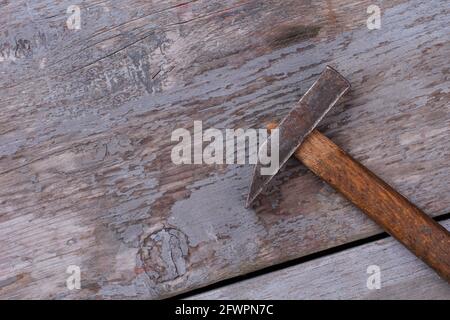 Alter Hammer auf rustikalen Holzhintergrund. Stockfoto