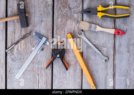 Draufsicht auf Werkzeugsatz auf Holzhintergrund. Stockfoto