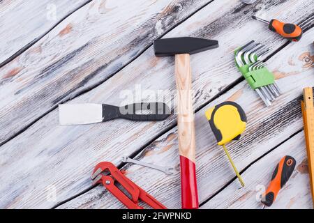 Bauinstrumente und Werkzeuge auf Holzoberfläche. Stockfoto