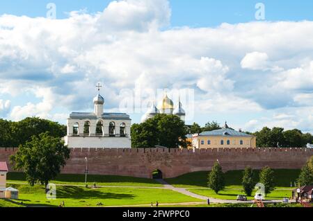 WELIKI NOWGOROD, RUSSLAND – 12. AUGUST 2016. Die Kremlmauern von Veliky Nowgorod und die Sophienkathedrale mit dem Glockenturm am Sommertag Stockfoto