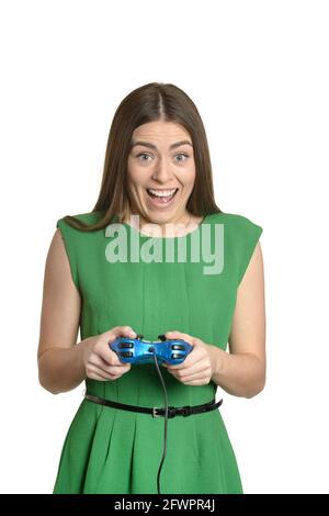 Schöne Frau mit Gamepad auf weißem Hintergrund Stockfoto