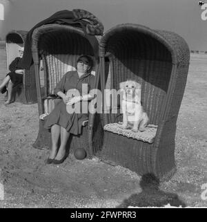 Schönes Wetter am Strand von Zandvoort, 5. März 1961, Strände, Niederlande, 20. Jahrhundert Presseagentur Foto, Nachrichten zu erinnern, Dokumentarfilm, historische Fotografie 1945-1990, visuelle Geschichten, Menschliche Geschichte des zwanzigsten Jahrhunderts, Momente in der Zeit festzuhalten Stockfoto