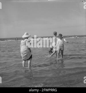 Schönes Wetter am Strand in Zandvoort, Paddeln, 2. August 1960, Strände, Niederlande, Presseagentur des 20. Jahrhunderts, Foto, Nachrichten zum erinnern, Dokumentarfilm, historische Fotografie 1945-1990, visuelle Geschichten, Menschliche Geschichte des zwanzigsten Jahrhunderts, Momente in der Zeit festzuhalten Stockfoto