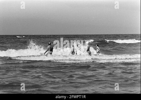 Schönes Wetter am Strand, Zandvoort, 15. August 1974, Strände, Niederlande, Presseagentur des 20. Jahrhunderts, Foto, Nachrichten zum erinnern, Dokumentarfilm, historische Fotografie 1945-1990, visuelle Geschichten, Menschliche Geschichte des zwanzigsten Jahrhunderts, Momente in der Zeit festzuhalten Stockfoto