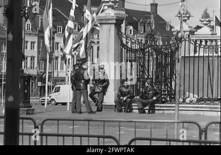 Morgen in Maastricht wird der Europäische Rat zusammentreffen, das Rathaus, in dem die Konferenz stattfindet, wurde bereits heute, am 22. März 1981, abgesperrt, Konferenzen, Rathäuser, Niederlande, Presseagentur des 20. Jahrhunderts, Foto, Nachrichten zum erinnern, Dokumentarfilm, historische Fotografie 1945-1990, visuelle Geschichten, Menschliche Geschichte des zwanzigsten Jahrhunderts, Momente in der Zeit festzuhalten Stockfoto