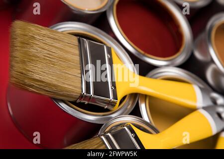 Farbdosen mit Pinsel, Regenbogenfarben öffnen Stockfoto