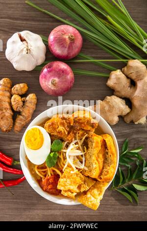 Curry Laksa, das ist eine beliebte traditionelle würzige Nudelsuppe aus der Kultur in Malaysia. Stockfoto