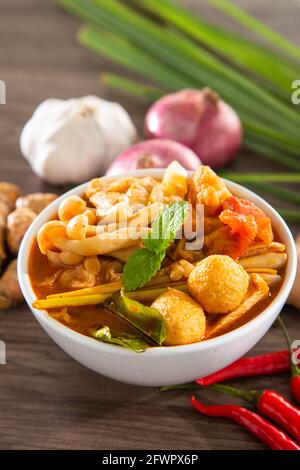 Tom Yam kong oder Tom Yum, Tom Yam ist eine scharfe, klare Suppe, die typisch für Thailand ist und die beste thailändische Küche ist. Thailändisches Essen. Stockfoto
