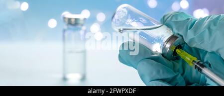 Banner mit Arzt, Krankenschwester, Wissenschaftler, Forscher Hand in blauen Handschuhen hält Grippe, Masern, Coronavirus-Impfstoff-Krankheit Vorbereitung für den menschlichen klinischen tr Stockfoto