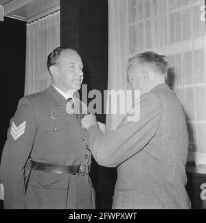 Herr J. Klaasesz (Vorsitzender des Carnegie Fund) überreicht die Bronzemedaille an den Generalstabschef J.H.A. Veerkamp im Rathaus in Amsterdam, 20. August 1968, Gruppenporträts, Medaillen, Preisverleihung, Niederlande, Foto der Presseagentur des 20. Jahrhunderts, News to Remember, Dokumentarfilm, historische Fotografie 1945-1990, visuelle Geschichten, Menschliche Geschichte des zwanzigsten Jahrhunderts, Momente in der Zeit festzuhalten Stockfoto