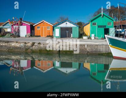 Austernhütten am Hafen am Chateau d'Oleron, Küste der Insel Oleron von Charente Maritime, Frankreich Stockfoto