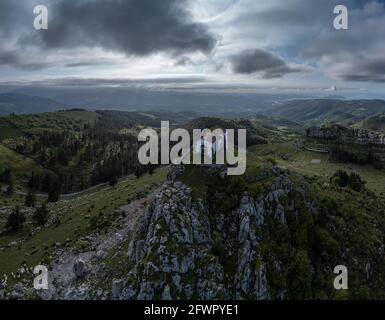 Luftaufnahme der Eremitage von Las Nieves, Guriezo, Spanien Stockfoto