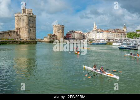 Kajakfahrer im alten Hafen von La Rochelle, Frankreich, an der Westatlantikküste von Charente-Maritime, Stockfoto