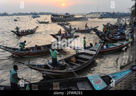 30.01.2014, Yangon, Myanmar, Asien - Flusstaxis transportieren Pendler in motorisierten Holzbooten über den Yangon-Fluss (Hlaing River). Stockfoto