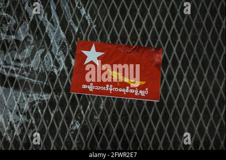 29.10.2015, Yangon, Myanmar, Asien - EIN roter Aufkleber mit dem Logo und Schriftzug der NLD-Partei (National League for Democracy) ist an einem Zaun festgeklebt. Stockfoto