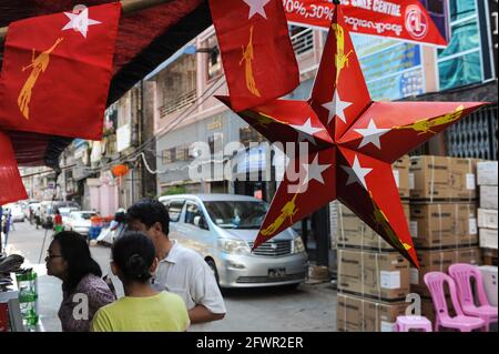31.10.2015, Yangon, Myanmar, Asien - in einem Geschäft hängt ein roter Stern aus Pappe mit dem Logo der NLD-Partei (National League for Democracy). Stockfoto