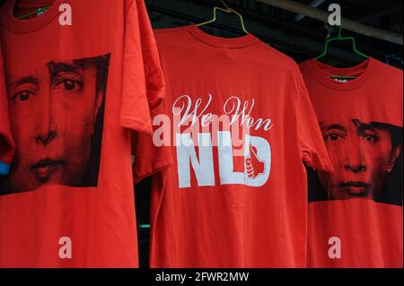 10.11.2015, Yangon, Myanmar, Asien - Rote T-Shirts mit dem Bild von Aung San Suu Kyi und dem Schriftzug "We won NLD" werden in einem Geschäft zum Verkauf angeboten. Stockfoto