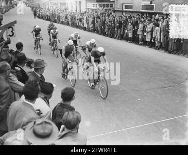 Nationale Radmeisterschaften für die Profis in Valkenburg. Fahrer auf der Straße, 10. Mai 1953, Sport, Fahrradrennen, Niederlande, Presseagentur des 20. Jahrhunderts, Foto, Nachrichten zum erinnern, Dokumentarfilm, historische Fotografie 1945-1990, visuelle Geschichten, Menschliche Geschichte des zwanzigsten Jahrhunderts, Momente in der Zeit festzuhalten Stockfoto