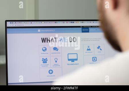 New York, USA - 1. Mai 2021: TransPerfect-Unternehmenswebsite auf dem Bildschirm, illustratives Editorial Stockfoto