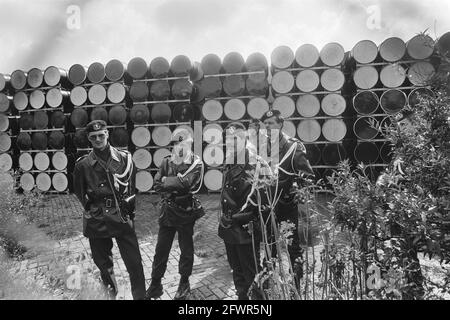 Maßnahmen gegen den Transport radioaktiver Abfälle von Petten nach Den Helder, Militärpolizei zur Bewachung der gelagerten Fässer, 20. August 1982, MARECHHAUSSEE, Überwachung, Barrels, Niederlande, Foto der Presseagentur des 20. Jahrhunderts, zu erinnerende Nachrichten, Dokumentarfilm, historische Fotografie 1945-1990, visuelle Geschichten, Menschliche Geschichte des zwanzigsten Jahrhunderts, Momente in der Zeit festzuhalten Stockfoto