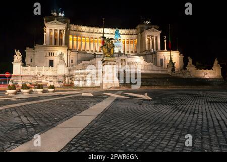 Piazza Venezia in Rom in der Nacht. Altare della Patria beleuchtet in der Nacht. Berühmter Stadtplatz in Rom Italien Stockfoto