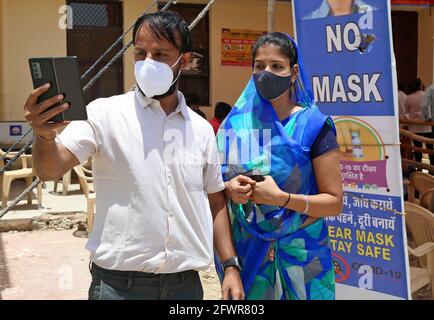 Beawar, Rajasthan, Indien, 24. Mai 2021: Das indische junge Paar nimmt Selfie auf, nachdem es seine erste Dosis Corona-Impfstoff im Impfzentrum COVID-19 in Beawar erhalten hat. Kredit: Sumit-Samarwat/Alamy Live Nachrichten Stockfoto