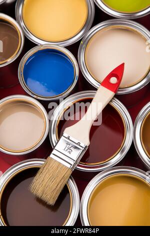 Farbdosen mit Pinsel, Regenbogenfarben öffnen Stockfoto
