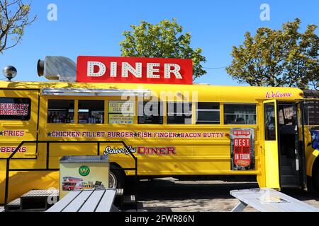 Abendessen im Schulbus am Royal Albert Dock in Liverpool Stockfoto