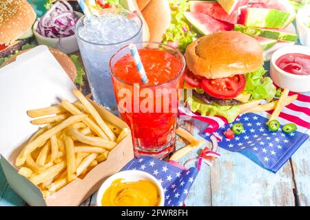 4. Juli, Memorial Day, USA Independence Day Konzept. Patriotische, traditionelle amerikanische Küche. Picknick-Party mit Wassermelone, Burgern, Hot Dogs, dri Stockfoto