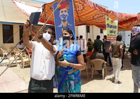 Beawar, Rajasthan, Indien, 24. Mai 2021: Das indische junge Paar nimmt Selfie auf, nachdem es seine erste Dosis Corona-Impfstoff im Impfzentrum COVID-19 in Beawar erhalten hat. Kredit: Sumit-Samarwat/Alamy Live Nachrichten Stockfoto