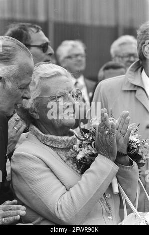 Prinzessin Margriet enthüllt am Flughafen Teuge ein Denkmal zur Erinnerung an die Rückkehr von Prinzessin Juliana und den drei Töchtern in die befreiten Niederlande am 2. August 1945: Prinzessin Juliana applaudiert, 7. September 1985, Königsfamilie, Denkmäler, Enthüllungen, Porträts, Prinzessinnen, Flughäfen, Niederlande, 20. Jahrhundert Presseagentur Foto, Nachrichten zu erinnern, Dokumentarfilm, historische Fotografie 1945-1990, visuelle Geschichten, Menschliche Geschichte des zwanzigsten Jahrhunderts, Momente in der Zeit festzuhalten Stockfoto