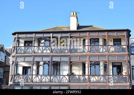 Englische Häuser im alten Stil auf blauem Himmel Hintergrund. Stockfoto